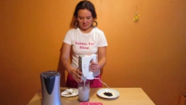 Приготовление Bubble Tea на основе фруктово-молочной смеси смотреть онлайн