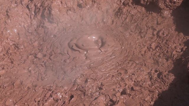 булькает красная глина в Долине гейзеров // bubbling red clay @ Geyser Valley, Kamchatka смотреть онлайн
