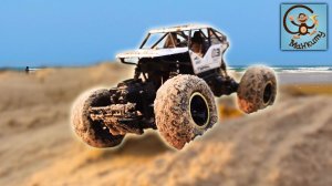 Дети и машинки игрушки. Милан нашел сюрприз в песке. Машина на пульте управления. МанкиТайм