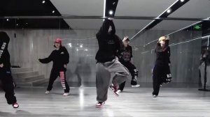 Group Hip Hop Dance Top/Basic Hip Hop Dance Movements/Alexander A