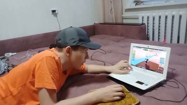 Я играю в Роблокс. Играл на белом на ноутбуке. смотреть онлайн