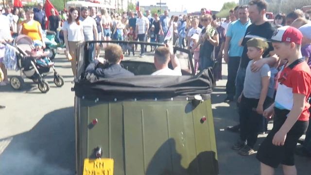 9 мая 2019 г. Мотоколяска СМЗ С-1Л на площади Конева в Кирове смотреть онлайн