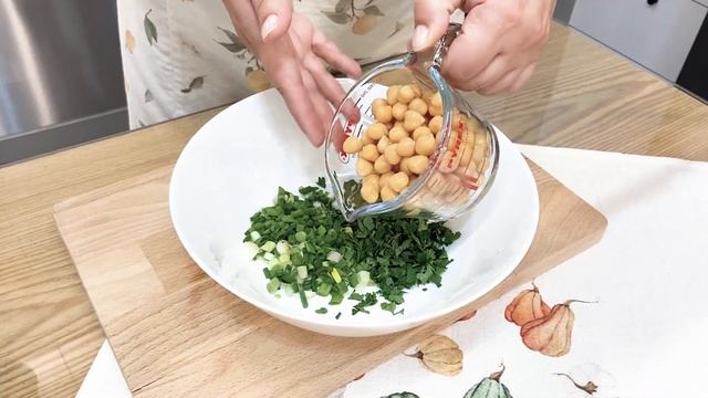 The Perfect Chickpea Salad with MAGIC Sauce! | Delicious and healthy смотреть онлайн