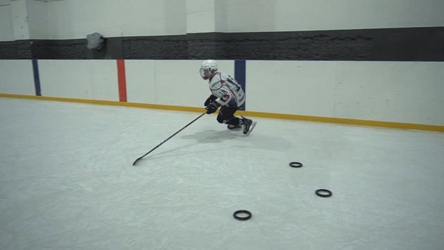 Тренировка молодых ХОККЕИСТОВ. Хоккейные финты для начинающих смотреть онлайн