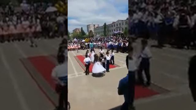 школьный вальс на последним звонке.школа №2.Хырдалан.к.р.Арзу Акифовна смотреть онлайн
