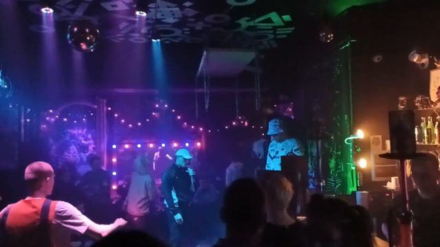 Izza - Кэш (Фест Музыка Улиц Live In CLUB HOUSE SAFIRA 19.11.2022) (Камера Белиса) смотреть онлайн