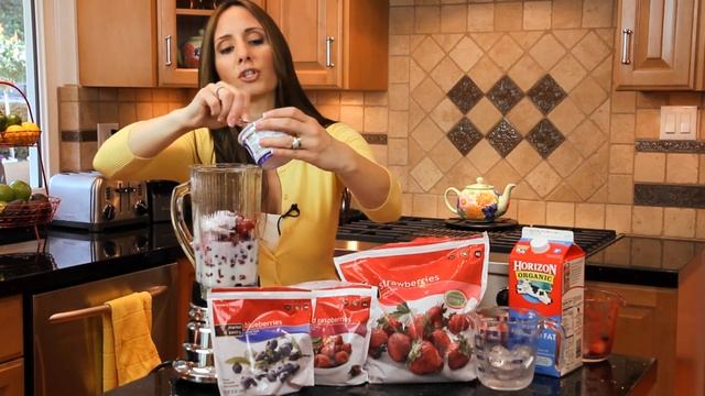 How to Make a Gourmet Berry Smoothie at Home : Making Smoothies смотреть онлайн