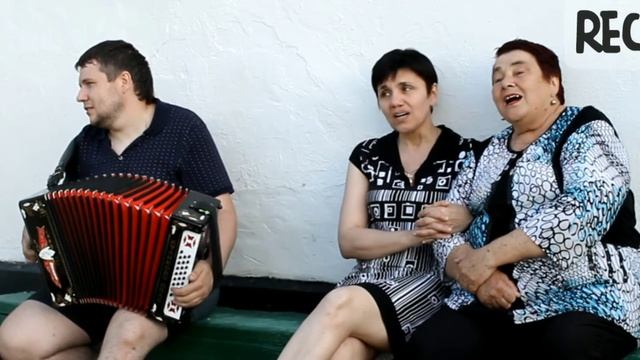 Мама и дочь исполняют песню "Старый клён" под гармонь. смотреть онлайн