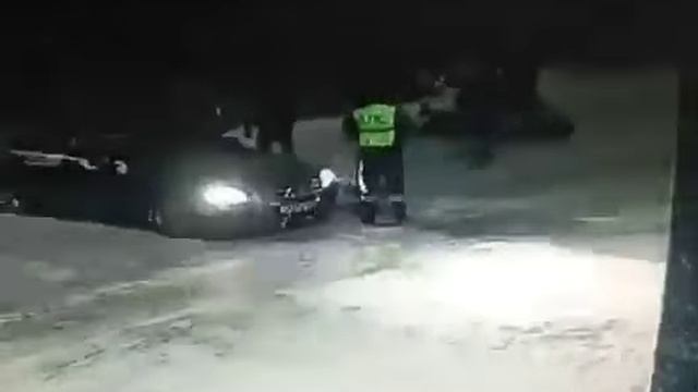 В Томске избили людей на глазах сотрудников ГИБДД смотреть онлайн