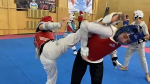 Тренировка тхэквондо ВТФ в закрытой стойке