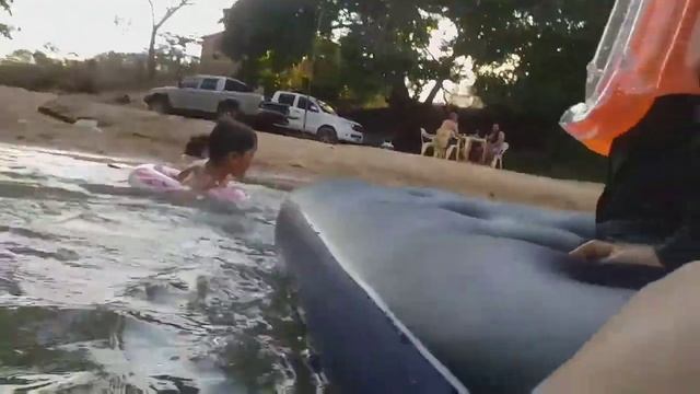 Brincando com colchão inflável смотреть онлайн