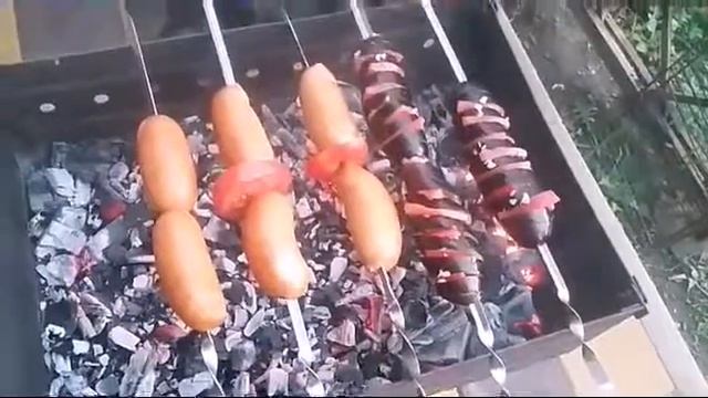 ГОТОВИМ БАКЛАЖАНЫ И СОСИСКИ НА МАНГАЛЕ! смотреть онлайн