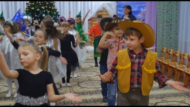"Новогоднее танцевальное попурри". Красивый вход на новогодний утренник. Подготовительная группа смотреть онлайн