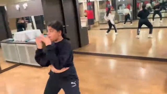 Sushmita Sen/ Don’t feel like working out? No problem , let’s dance!!😄💃🏻🎶 смотреть онлайн