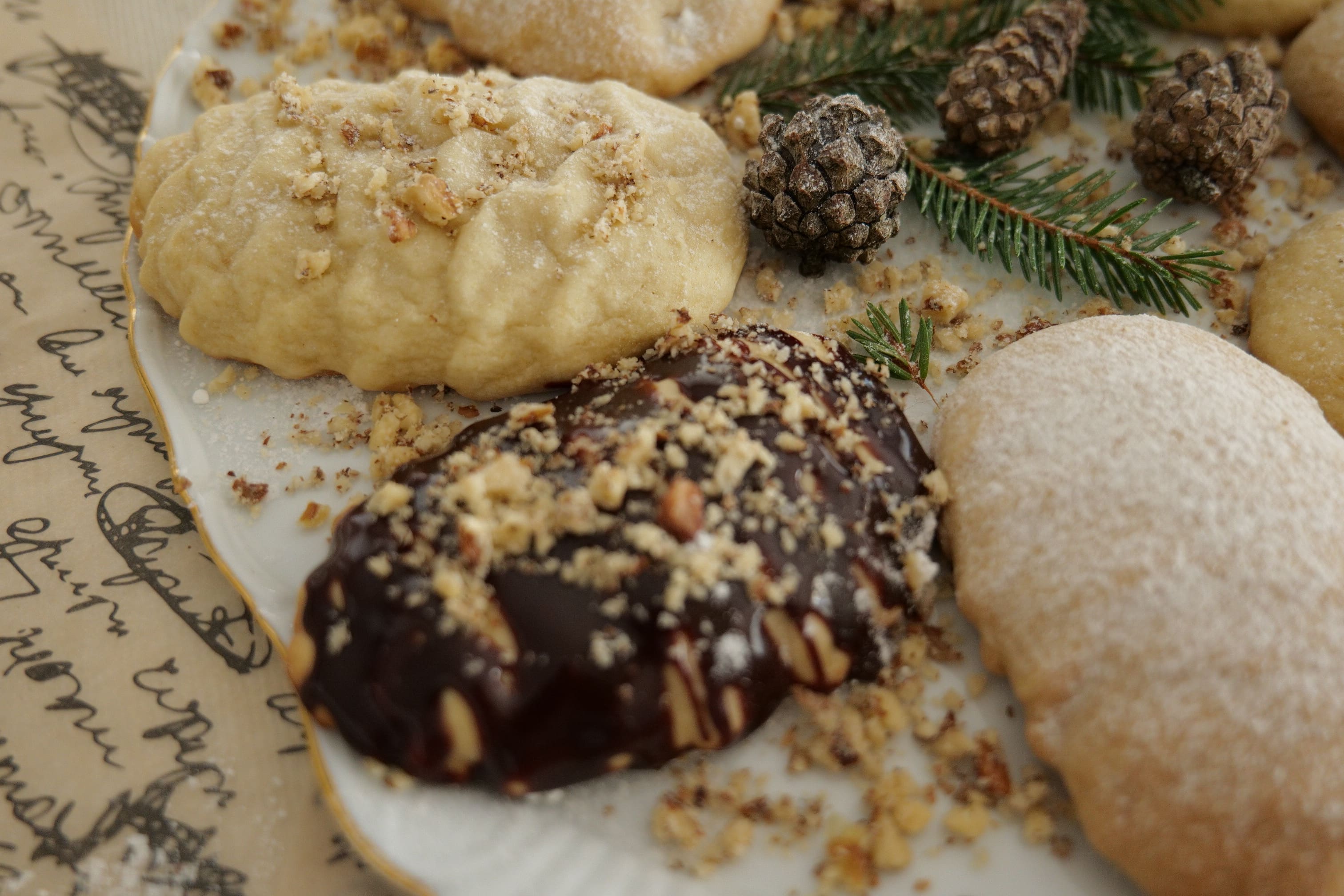 Зимнее домашнее печенье в форме шишек