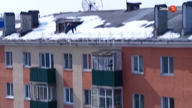 14.03.2017 Неизвестный на крыше сбивает сосульки смотреть онлайн