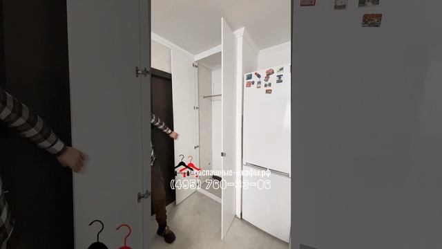 Распашные двери из белого ДСП для встроенного шкафа в нише коридора прихожей, на заказ по размерам. смотреть онлайн