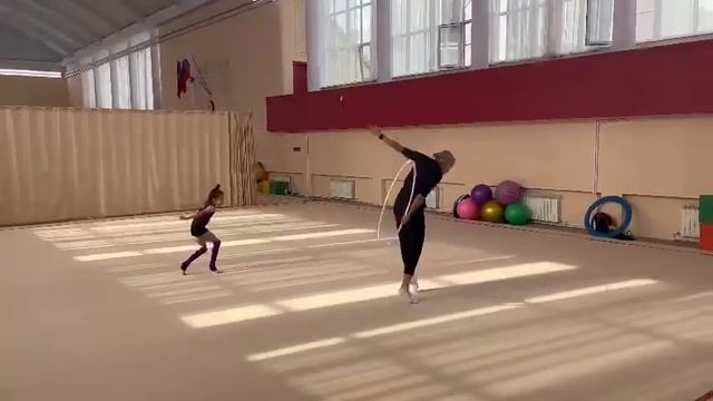 Художественная гимнастика. Обруч. Постановка танца с Марией Победушкиной. Крылья Советов. 15.10.23г смотреть онлайн