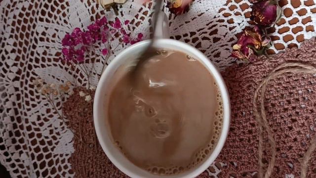 Котëнок кофе выпить даже не дал🐈⬛🐈мягкий, пушистый лапусик. Где упал, там и уснул🥰🥰🥰 смотреть онлайн