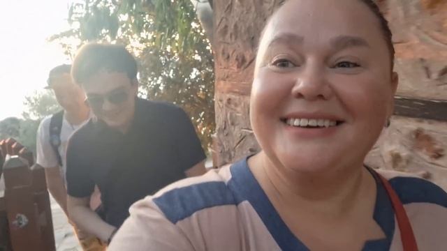 КРАСИВЫЕ ЛЮДИ В КРАСИВОМ МЕСТЕ И СРЕДИ НАС ЕСТЬ ГЕРОЙ смотреть онлайн