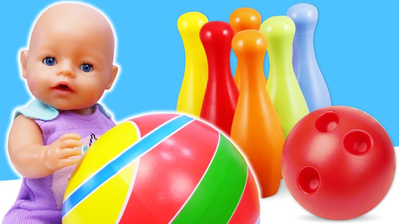 Смешное видео – Кукла БЕБИ БОН играет в Боулинг! Весёлые игры с мячом. Детские мультики с Baby Born смотреть онлайн