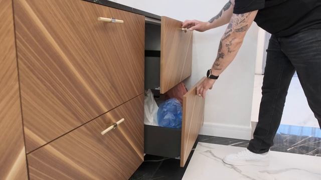 Стильная кухня и гостиная с фасадами из шпона от SMAK. смотреть онлайн