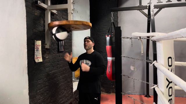 УРОК БОКСА: КАК РАБОТАТЬ НА ПНЕВМОГРУШЕ смотреть онлайн