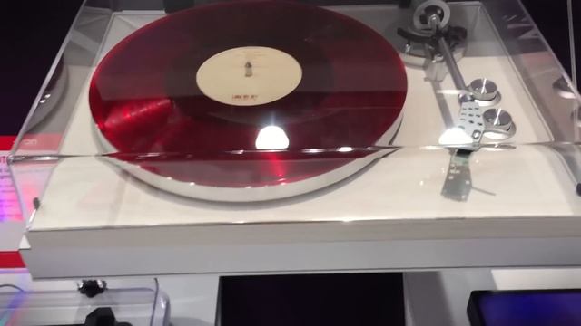Ion Turntable and a Levitating Bluetooth Speaker - Hands on at CES 2016 смотреть онлайн