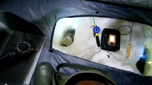 Зимняя рыбалка НА НАДУВНОМ МАТРАСЕ! Ловля ЛЕЩА в палатке с ночёвкой. Часть 1я. Winter fishing. смотреть онлайн