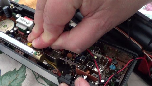 Installing crystals in old realistic TRC 214 walkie talkie смотреть онлайн