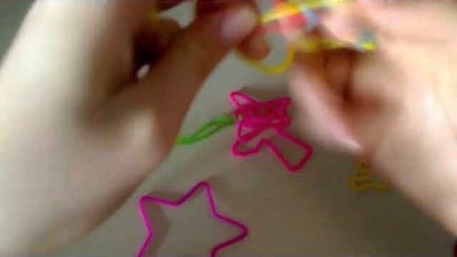 How to Make a Silly Bandz Bracelet! смотреть онлайн