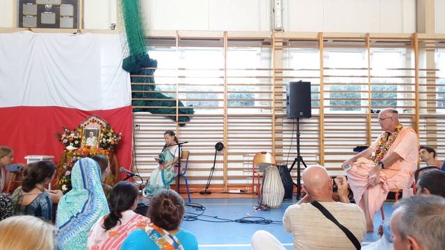 Маленькая Радха Сакхи читает серьезное взрослое подношение Шриле Прабхупаде!Польский тур 24.08.2019 смотреть онлайн