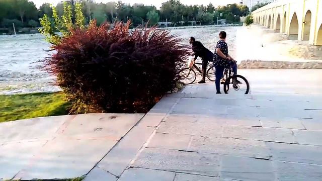 Walking on MARNAN Bridge in Isfahan-IRAN 2021 смотреть онлайн