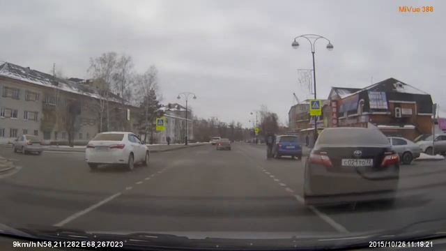 FILE0917 Тобольск улРемезова справа серебристая Шкода стукнула синюю Шкоду смотреть онлайн