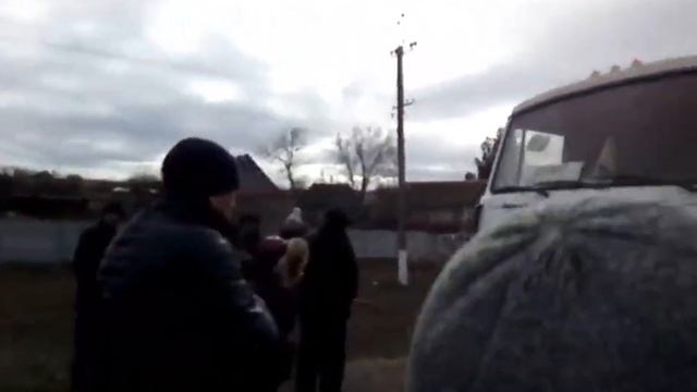 Водителя фуры не пускают смотреть онлайн