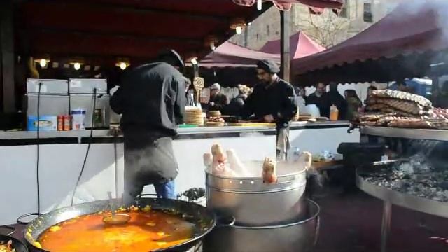 Приготовление осьминога, паэльи и других блюд в Испании на улице смотреть онлайн