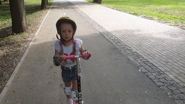 "Где можно безопасно кататься на самокате", Лиза 5 лет смотреть онлайн