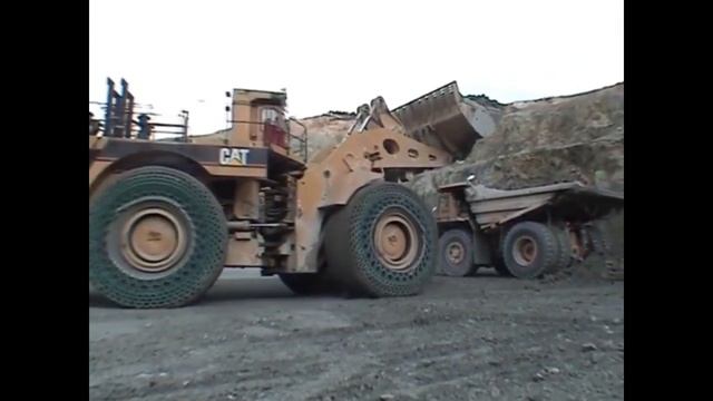 Как одевают цепи на колёса огромного погрузчика смотреть онлайн