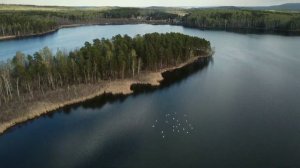 Южный Урал с высоты птичьего полета. Озера, густые леса и уральские горы.