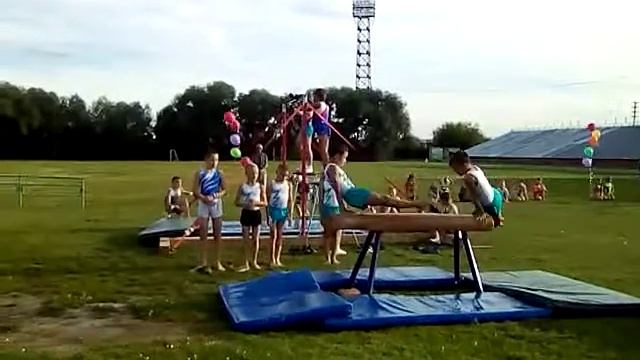 Спортивная гимнастика разминачный танец вначале и снаряды в конце смотреть онлайн