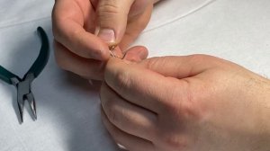 Как правильно открыть английский замок на серьгах