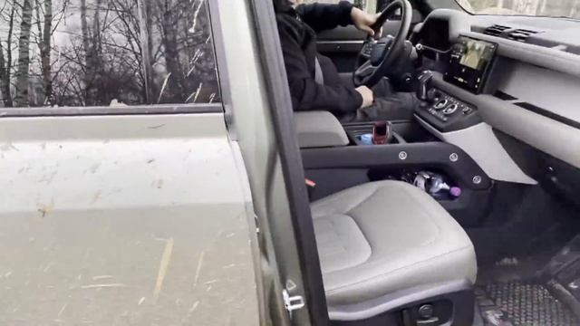 Land Rover Defender New на бездорожье.