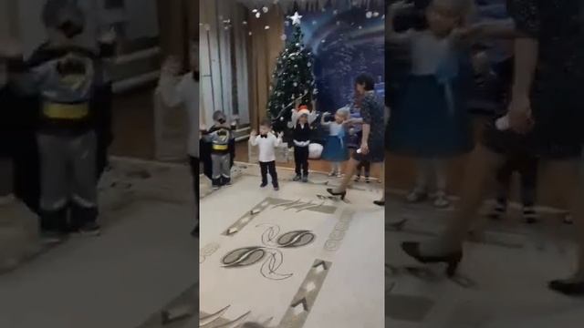 В светлом новогоднем зале в хоровод мы дружно встали!