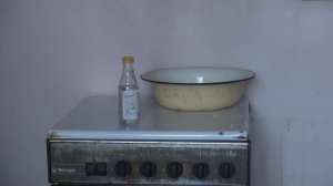 чистка медного кувшина смесью соли, муки и уксуса