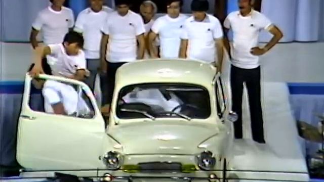 ¿Cuántas personas caben en el Fiat 600? | Sábado Gigante смотреть онлайн