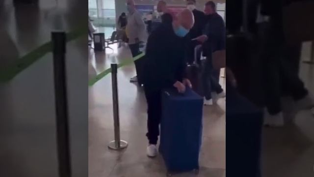 When your mate sticks a speaker in your suitcase смотреть онлайн