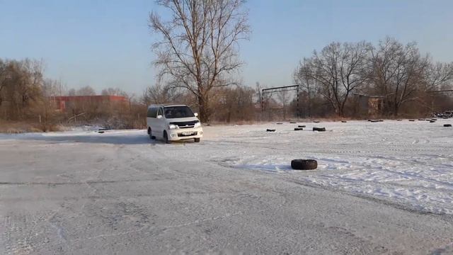 Toyota Grand HiAce зимний дрифт смотреть онлайн