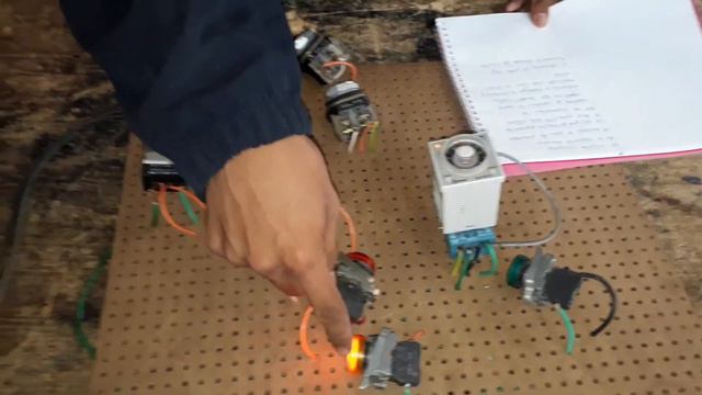 Circuito de control de arranque de un motor CECYTE QUERETARO смотреть онлайн
