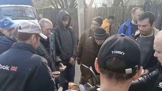 Кормление бездомных(1) смотреть онлайн