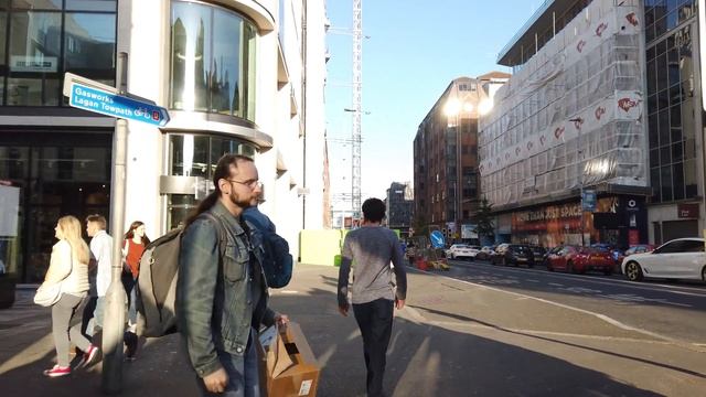 Walking in BELFAST / Northern Ireland (UK) - 4K 60fps (UHD) смотреть онлайн